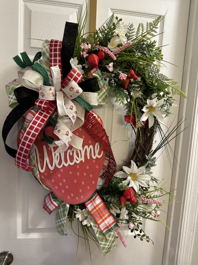 Wreath-Oval Grapevine Strawberry Welcome